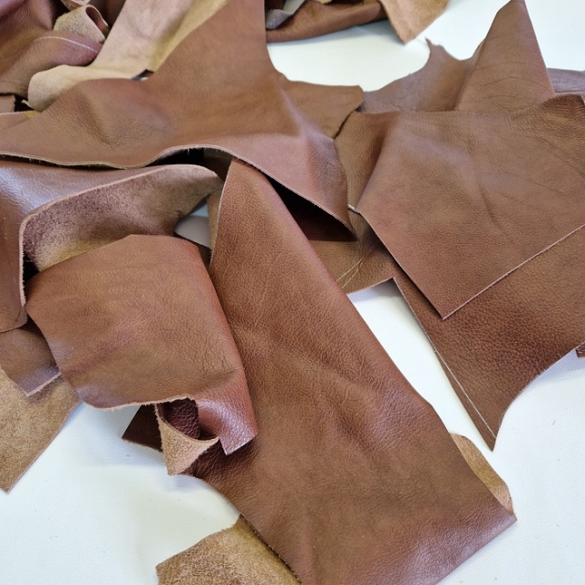 Ostanki naravnega usnja RJAVA, izbirna teža