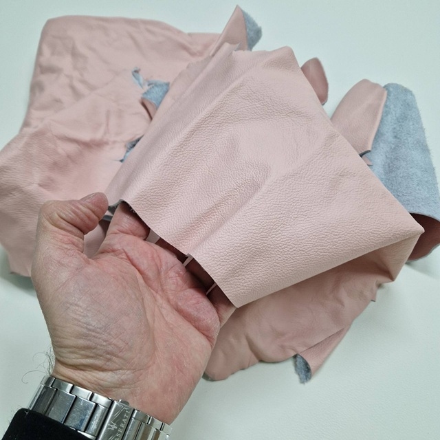 Ostanki naravnega usnja ROZA paket 500g