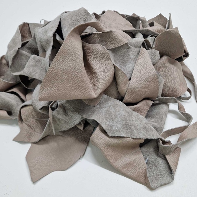 Ostanki naravnega usnja SVETLO RJAVA paket 1 kg