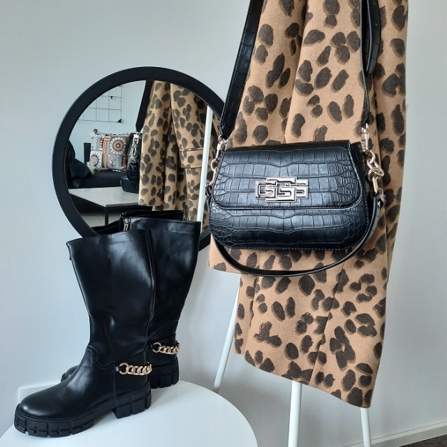 Črni škornji z debelejšim podplatom in dekorativno verigo: 37