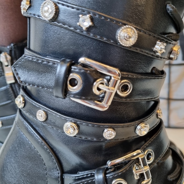 Črni bulerji z netki: 37