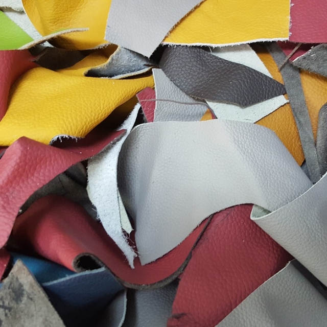 Ostanki naravnega usnja VEČBARVNI paket 1 kg