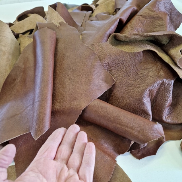 Ostanki naravnega usnja RJAVA, izbirna teža