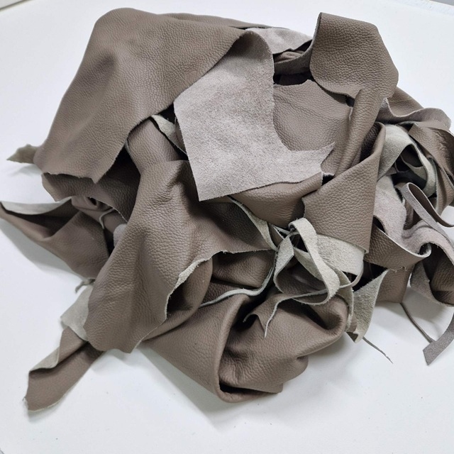 Ostanki naravnega usnja RJAVA paket 1 kg