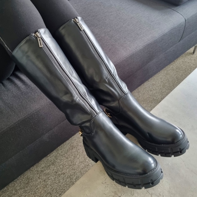 Črni škornji z debelejšim podplatom in dekorativno verigo: 37