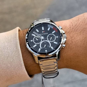 TOMMY-HILFIGER-ure-–-Brezcasen-stil-zanjo-in-njega